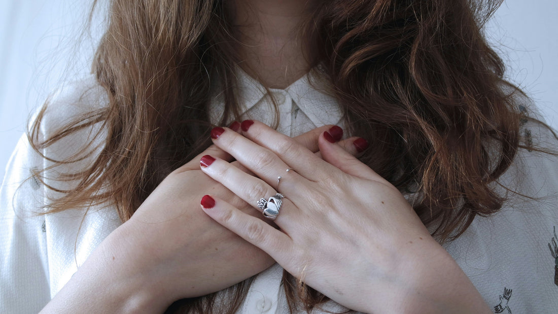 How to Wear a Claddagh Ring Correctly: Meaning, Symbolism, and Etiquette