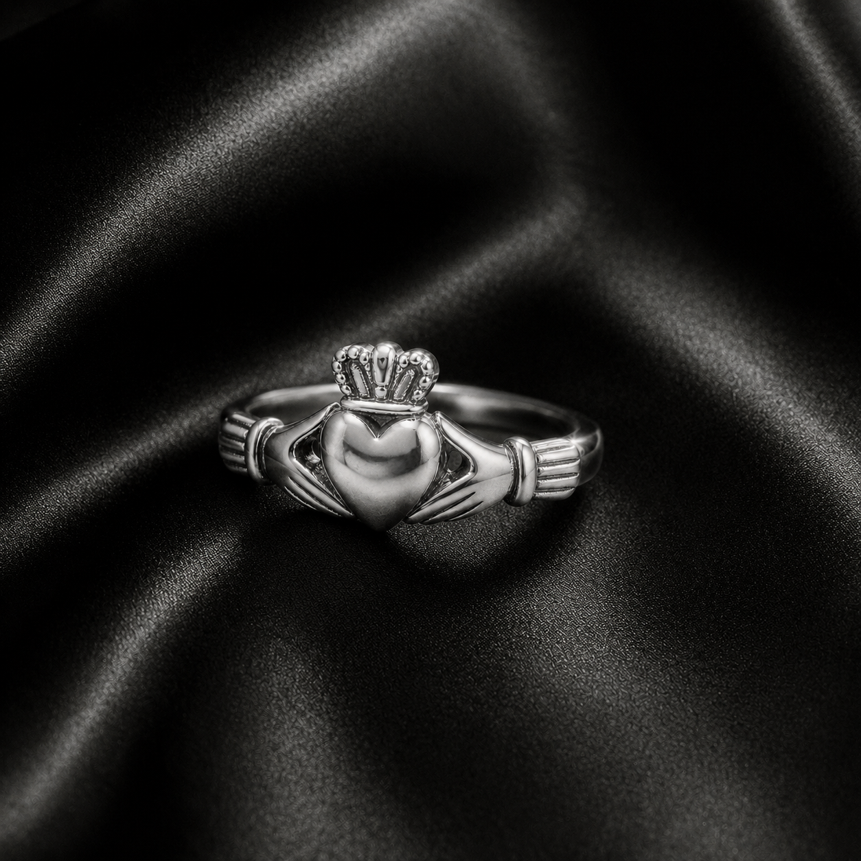 Damen versilberter klassischer Claddagh Ring – „Gealaí“ (Mondlicht)