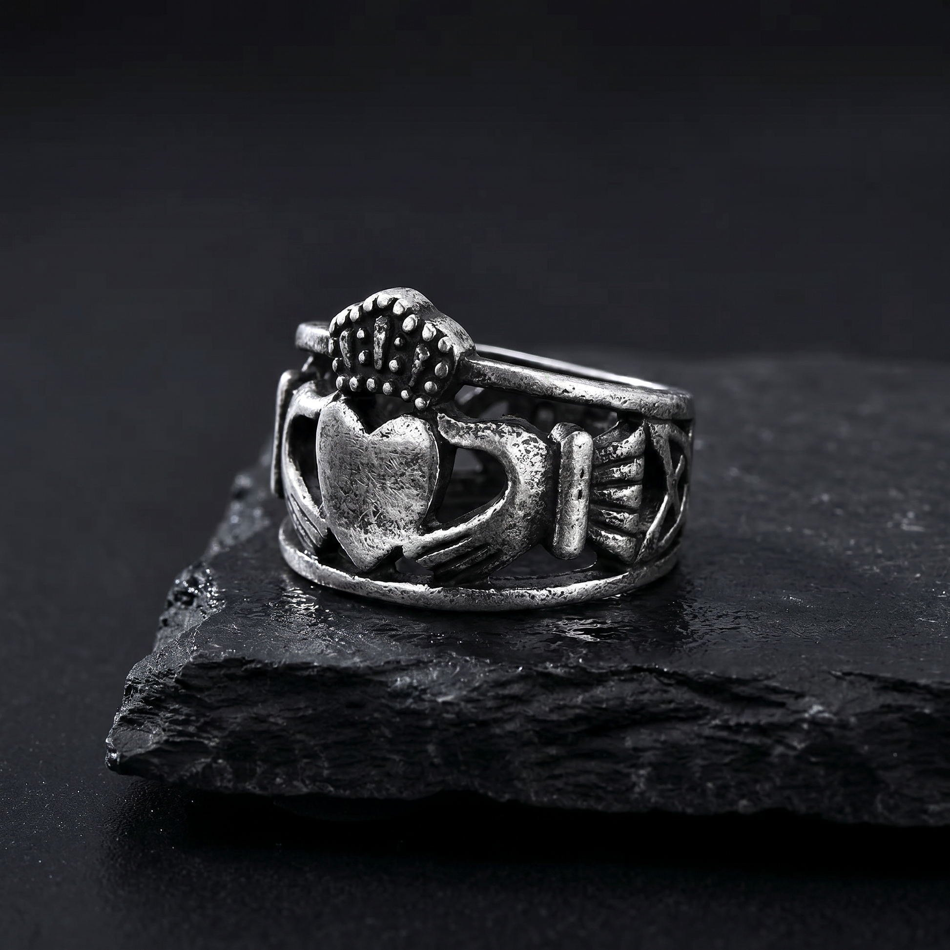 Eirin Apparel Claddagh Ring Antique Silver / 7 Women’s Chunky Claddagh Ring – 'Dílse' (Faithful)