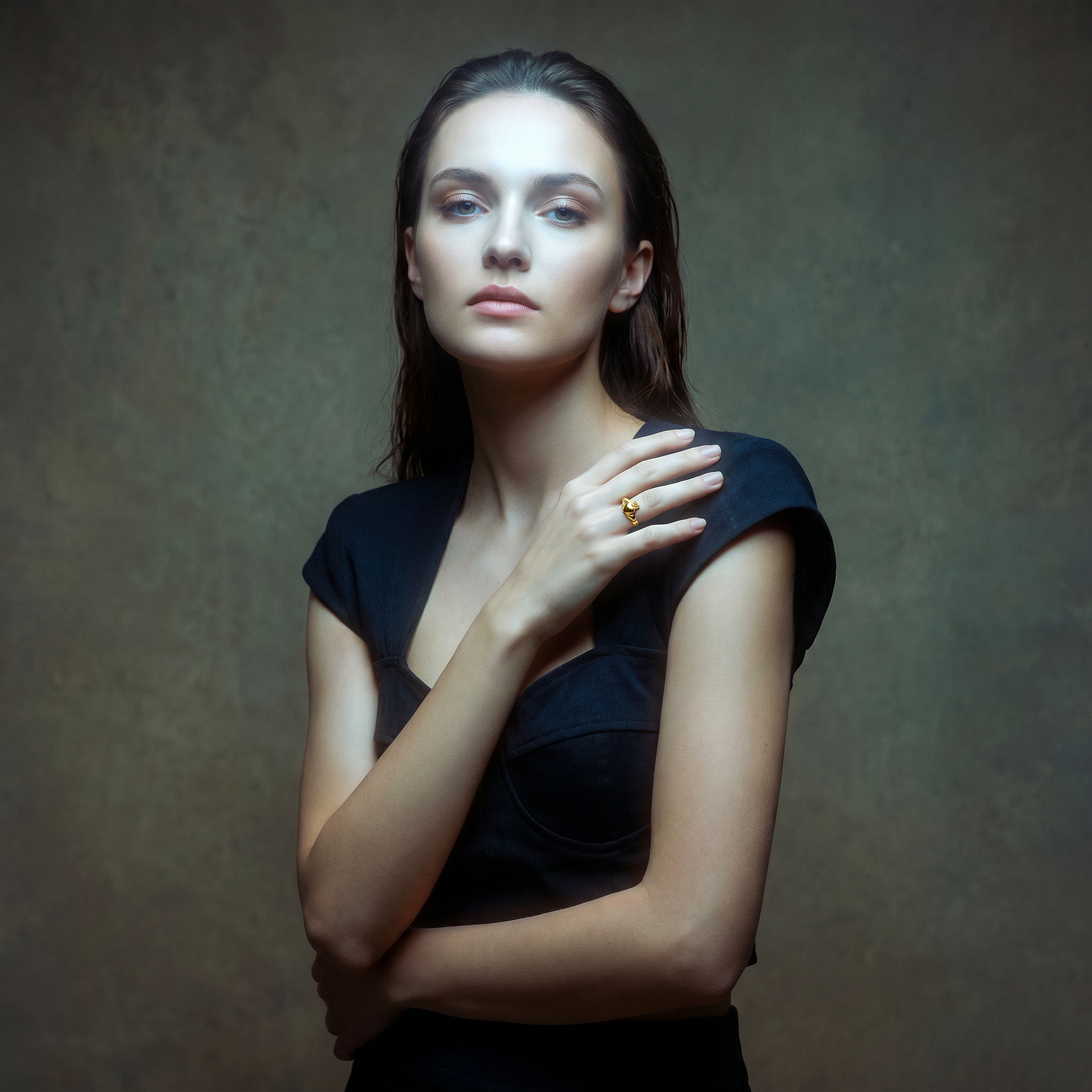 Eirin Apparel Claddagh Ring Women's Gold-Plated Classic Claddagh Ring – ‘Gréine’ (Of the Sun)