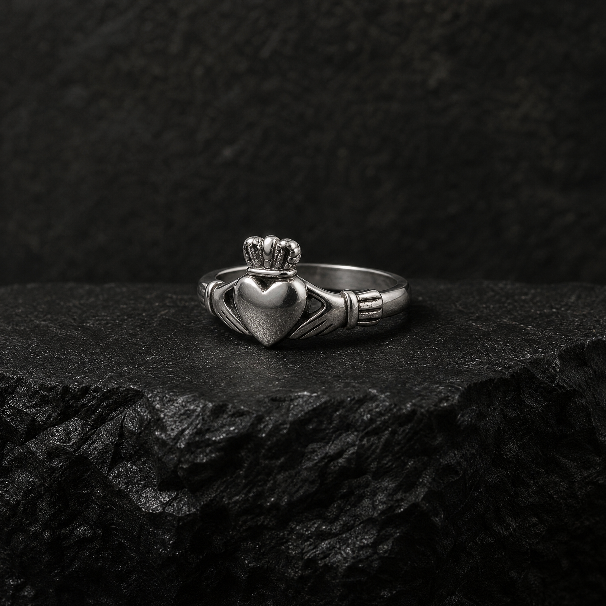 Eirin Apparel Claddagh Ring Women's Silver-Plated Classic Claddagh Ring – ‘Gealaí’ (Moonlight)