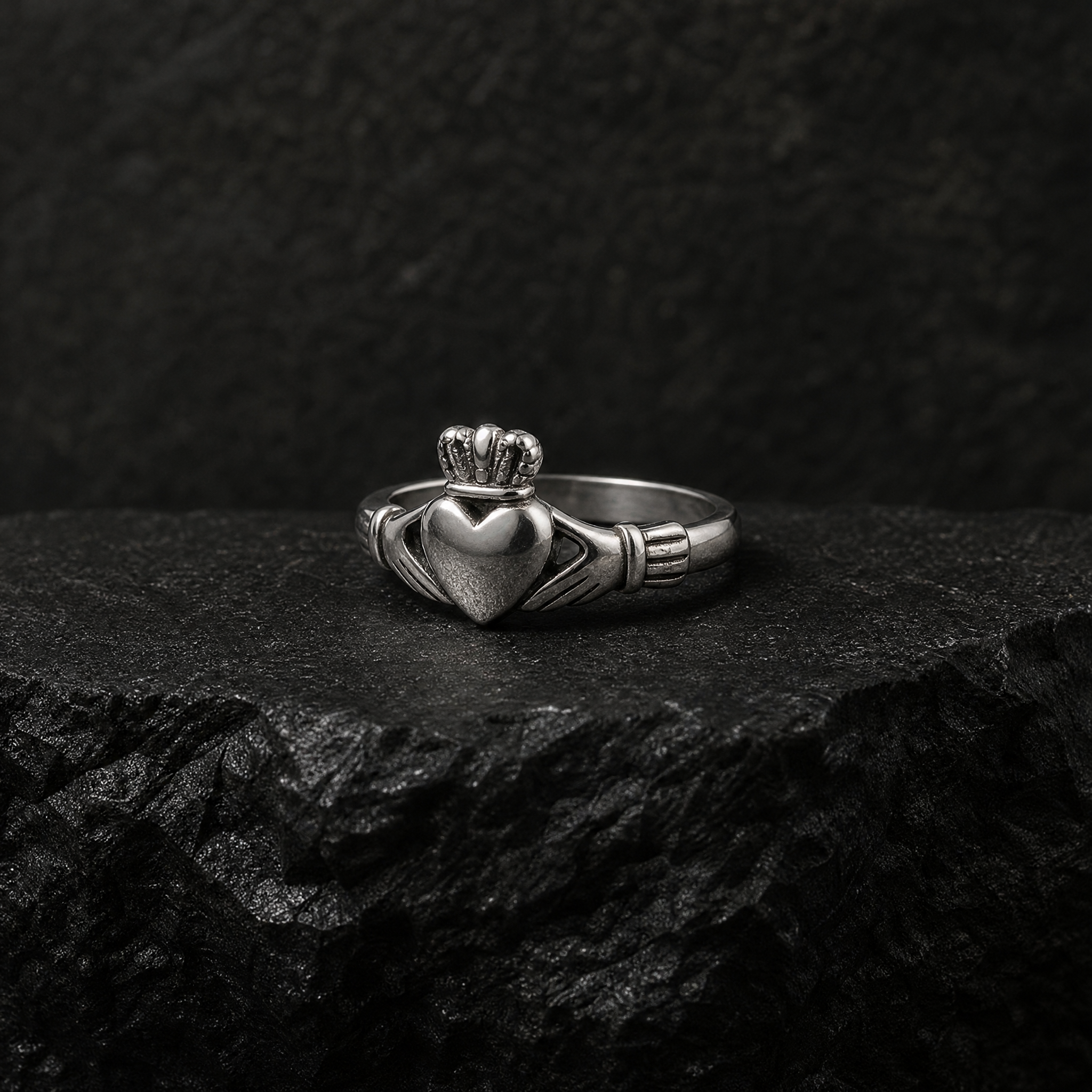 Eirin Apparel Claddagh Ring Women's Silver-Plated Classic Claddagh Ring – ‘Gealaí’ (Moonlight)